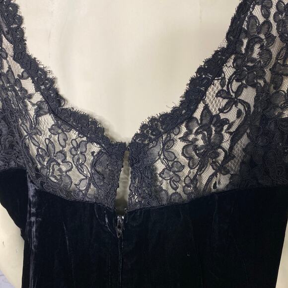 1960s Black Velvet Cocktail Dress with Lace Illusion Neckline – Unbranded large - Picture 10 of 13